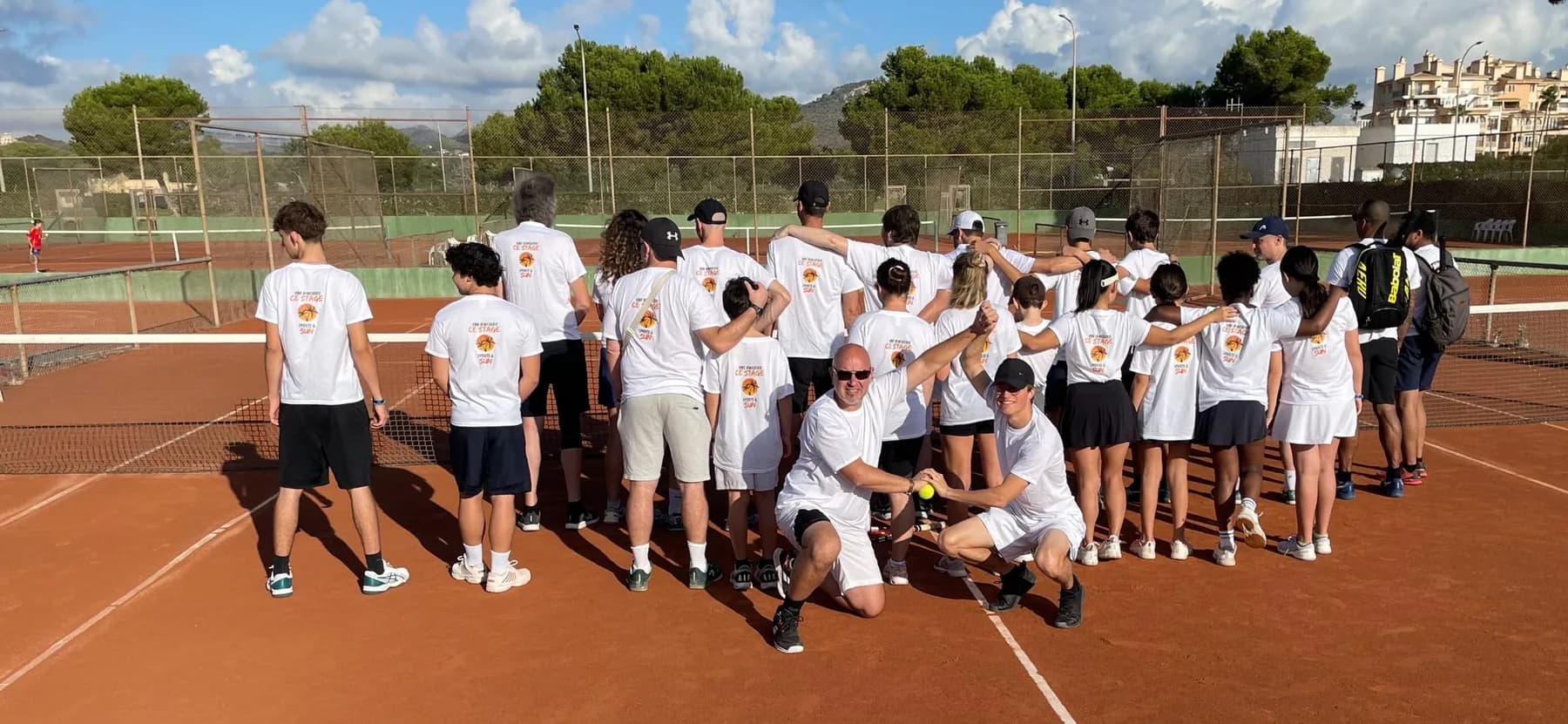 Groupe de joueurs réunis sur un court de tennis
