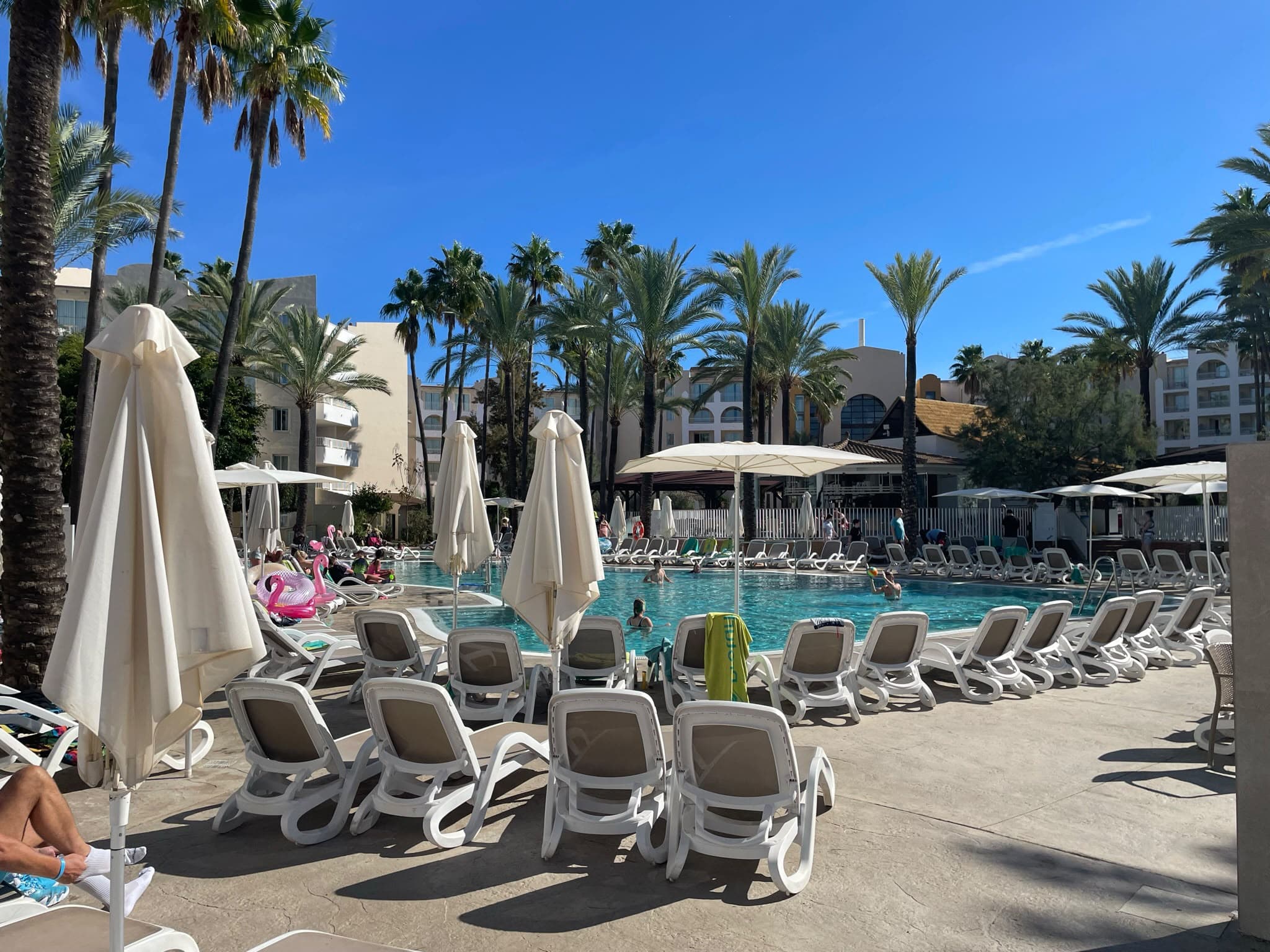 Piscine et espace de détente photographiés durant un précédent stage