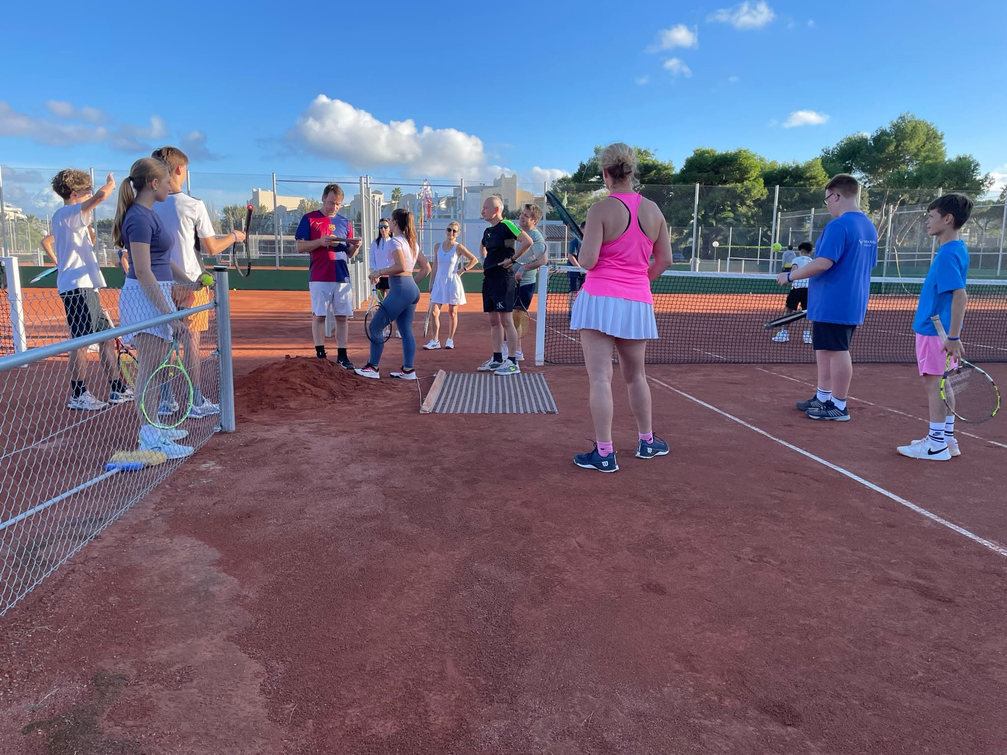 Entraînement de tennis en groupe sur terre battue